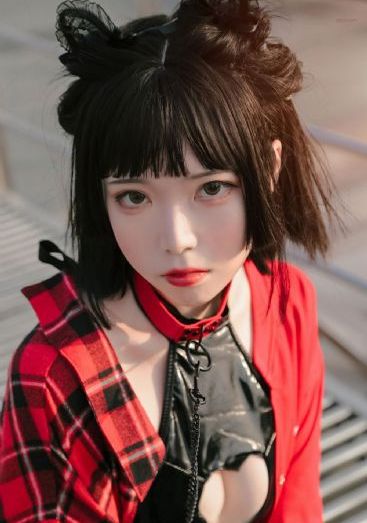 翁房中春意浓王易婉艳图片_720超清免费观看